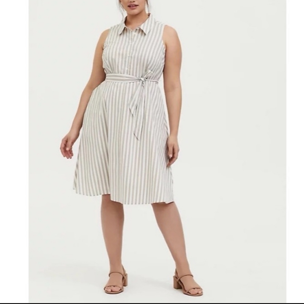 ISO this dress in size 2! (18/20)